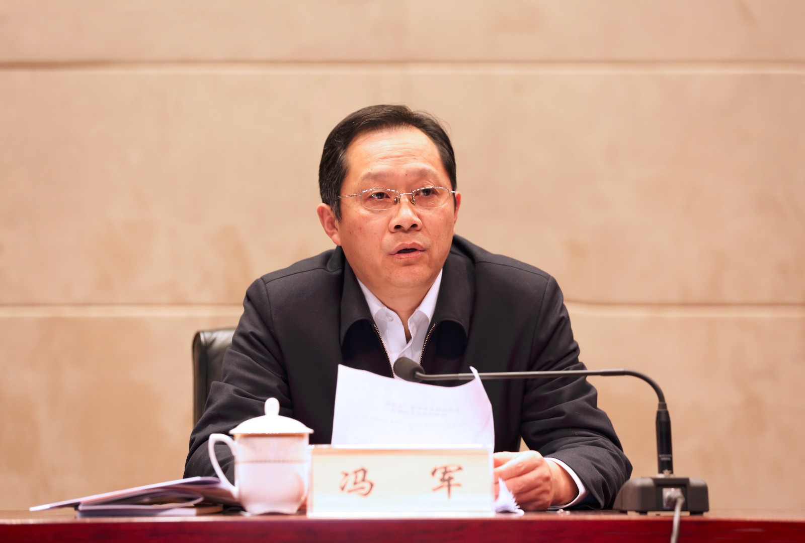 ���������ǿ��С�� �ƽ�������һ�ߡ�